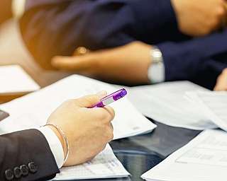Persone che discutono documenti e strategie aziendali.