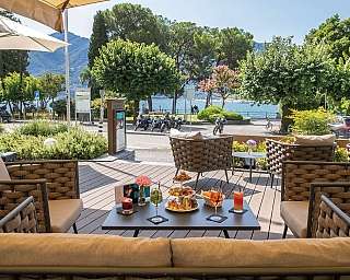 Entspannte Sitzgelegenheiten mit Getränken und Snacks auf einer Terrasse.